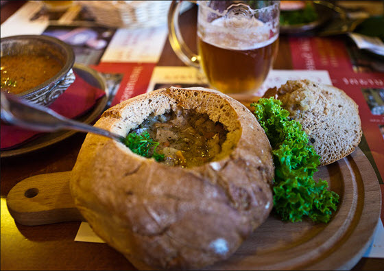 Густой суп в злебе с пивом классическая еда в Чехии