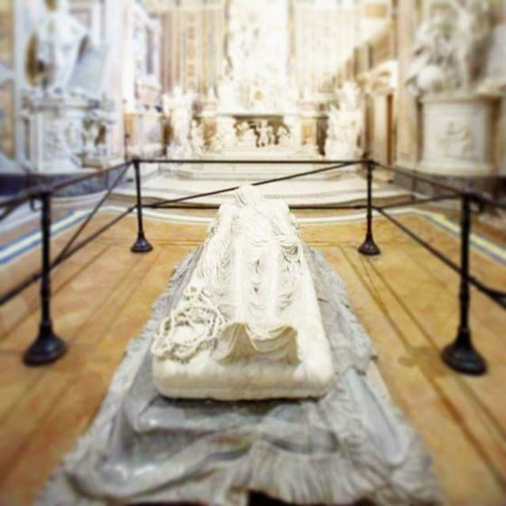 Посмотрите мраморную скульптуру «Христоса под плащаницей» Санмартино