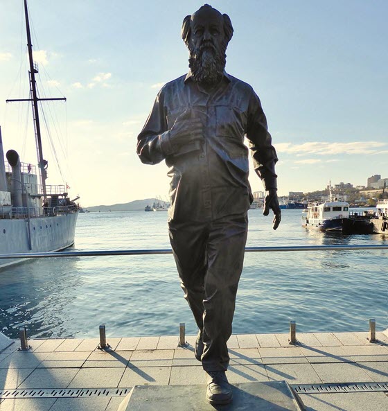 Памятник Солженицыну на Корабельной набережной