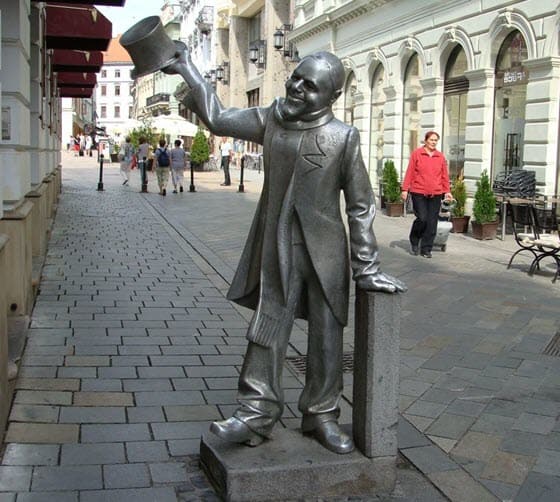 Памятник городскому сумасшедшему в Братиславе
