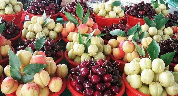 Свежие фрукты на рынке Yashil Bazar в Баку