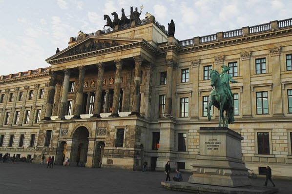Величественный дворец Брауншвейгских герцогов, увенчанный квадригой