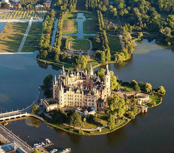 Замок в городе Шверин в Германии