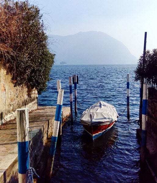 Красиво озеро Iseo в итальянском Бергамо