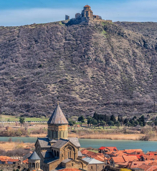 Метехи (მეტეხი) — исторический район Тбилиси на высокой скале, нависающей над берегом реки Куры