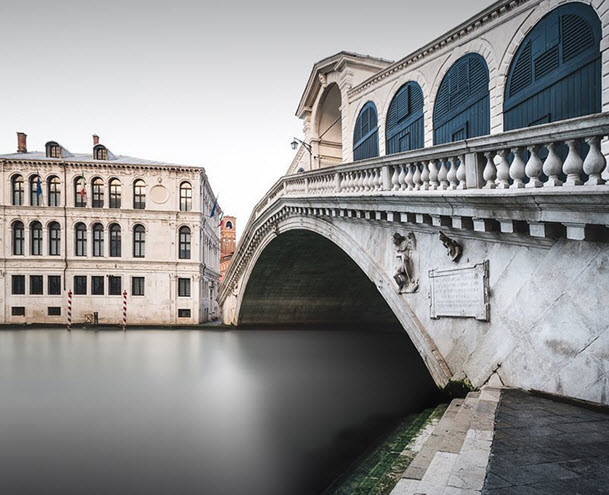 Мост Риальто в Венеции на рассвете