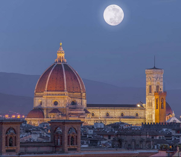 Ночной вид на достопримечательности Флоренции