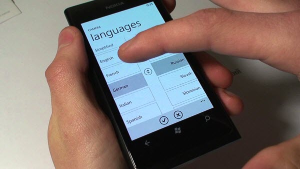 Установите приложение-переводчик в свой смартфон