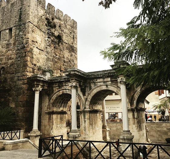 Ворота Адриана в старом городе Анталье
