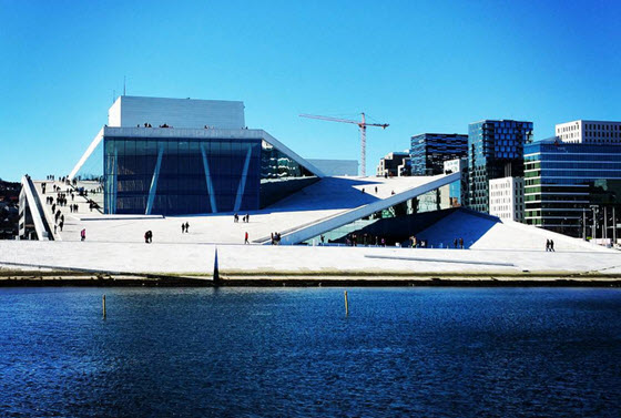 Крыша театра в Осло для скейтбордистов и прогулок